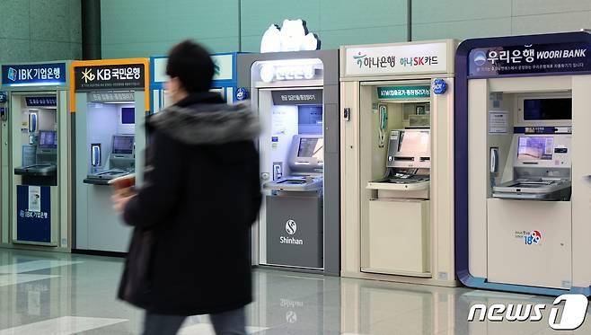 서울 시내의 시중은행 ATM기기의 모습. 2021.11.29/뉴스1 ⓒ News1 이재명 기자