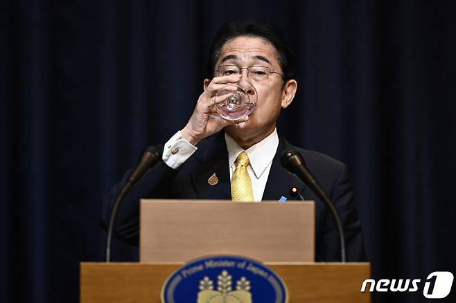 기시다 후미오 일본 총리가 19일(현지시간) 태국 방콕에서 열린 아시아태평양경제협력치(APEC) 정상회의에서 기자회견을 하며 물을 마시고 있다. ⓒ AFP=뉴스1 ⓒ News1 강민경 기자