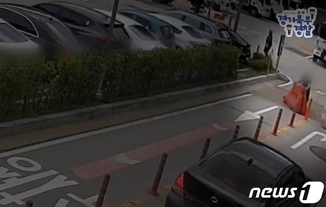8월 24일 고양시 일산동구청 주차장 출구에서 주차장을 빠져나가려던 음주 도주차량을 A씨(사진 오른쪽)가 바리케이트로 제빨리 막아 저지하고 있다. (경기북부경찰청 페이스북 영상)