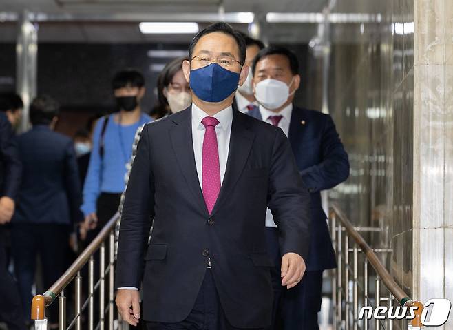 주호영 국민의힘 원내대표가 24일 오후 서울 여의도 국회에서 열린 의원총회에 참석하고 있다. 2022.11.24/뉴스1 ⓒ News1 이재명 기자