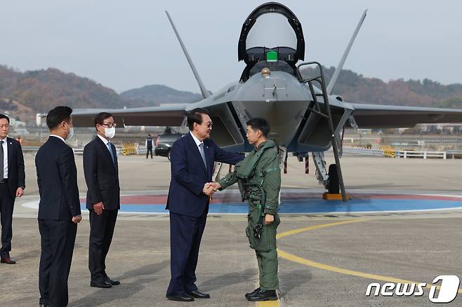 윤석열 대통령이 24일 경남 사천시 한국항공우주산업(KAI)을 방문해 국산 초음속 전투기 KF-21 시범비행을 지켜본 후 조종사인 이진욱 중령을 격려하고 있다. (대통령실 제공) 2022.11.24/뉴스1 ⓒ News1 오대일 기자