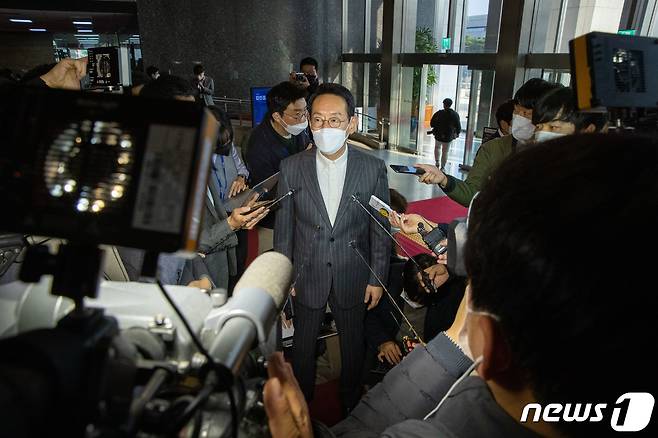 김도읍 국민의힘 의원이 24일 오후 서울 여의도 국회에서 열린 의원총회에 참석하며 취재진 질문에 답변하고 있다. 2022.11.24/뉴스1 ⓒ News1 이재명 기자