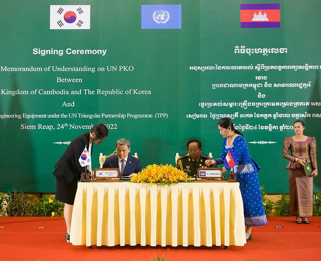 이종섭 국방부 장관(왼쪽)이 24일 캄보디아 시엠립에서 열린 한·캄보디아 국방협력행사에 참석, 평화유지활동(PKO) 협력 양해각서(MOU)에 서명하고 있다.(국방부 제공)