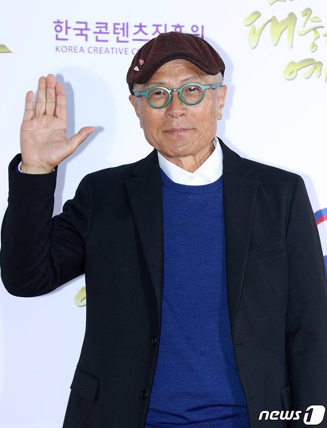 만화가 허영만이 24일 오후 서울 중구 국립극장 해오름극장에서 진행된 '2022 대한민국 대중문화예술상' 시상식에서 포즈를 취하고 있다. 2022.11.24/뉴스1 ⓒ News1 권현진 기자