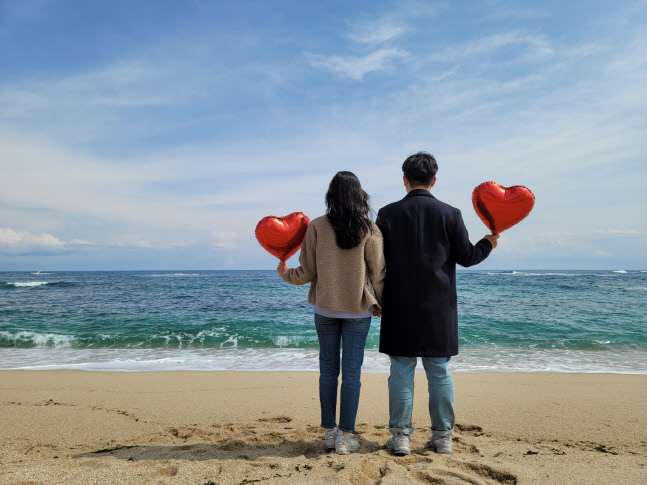 SSG의 통합우승 탓에 결혼 준비까지 ‘올스톱’ 됐다는 김상우 씨 부부. 사진제공 | 본인