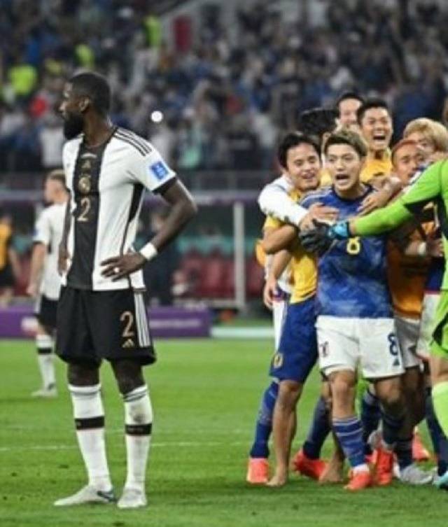 독일이 일본에 역전패를 당한 데 이어 역전골의 주인공이 아사노(오른쪽)라는 점도 뤼디거(왼쪽)의 달리기 논란에 기름을 부었다. /트위터 캡처