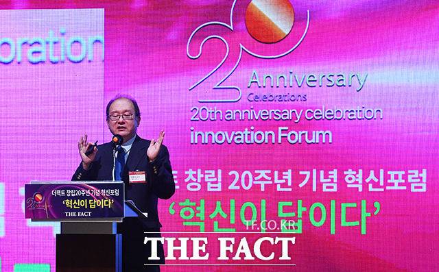 양준석 가톨릭대학교 경제학과 교수가 24일 오후 서울 중구 상공회의소에서 열린 더팩트 창립20주년 기념 혁신포럼 '혁신이 답이다'에 참석해 주제 발표를 하고 있다. /이동률 기자