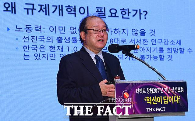 양준석 가톨릭대학교 경제학과 교수가 24일 오후 서울 중구 상공회의소에서 열린 더팩트 창립20주년 기념 혁신포럼 '혁신이 답이다'에 참석해 규제 혁신의 필요성을 강조하는 발표를 하고 있다. /이동률 기자