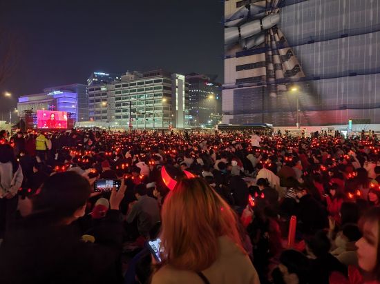 24일 시민들은 서울 광화문광장에서 한데 모여 2022 카타르 월드컵에 출전한 축구대표팀을 응원했다./사진=오규민 기자 moh011@