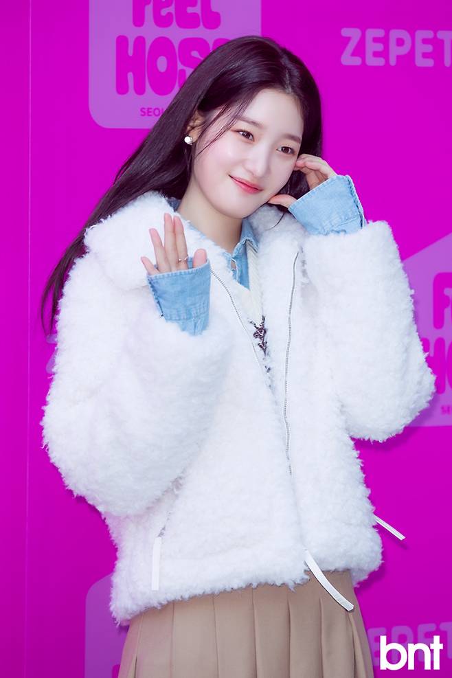 '볼하트와 손인사를 동시에' 정채연의 여전한 아이돌력