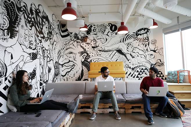 전자상거래기업 쇼피파이 직원들이 캐나다 본사에서 일하고 있다. 최근 쇼피파이는 실적 부진으로 전세계 직원의 10%인 1000명을 해고했다. /로이터