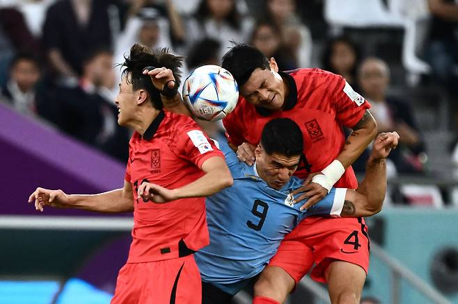 24일 카타르 월드컵 H조 1차전에서 한국의 김민재(오른쪽), 이재성(왼쪽)이 우루과이의 루이스 수아레스(가운데)와 헤딩 경합을 하고 있다. /AFP 연합뉴스