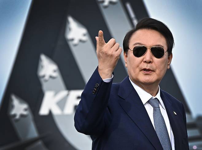 윤석열 대통령이 24일 경남 사천 한국항공우주산업(KAI)을 방문해 KF-21 시제기 3호기를 참관하고 있다. /뉴스1