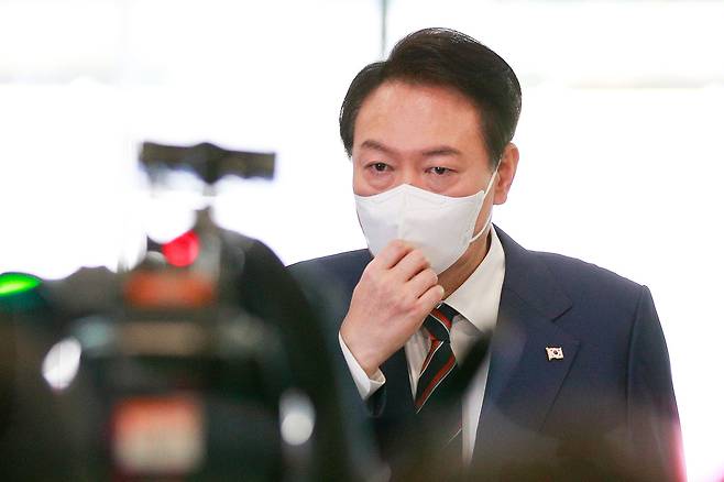 윤석열 대통령이 지난달 17일 용산 대통령실에서 취재진과 출근길 문답(도어스테핑)을 하고 있다. 윤 대통령은 판교 SK C&C 데이터센터 화재로 카카오 대규모 서비스 장애를 겪은 것과 관련해 이날 "기업의 자율과 창의를 존중하지만, 이는 시장 자체가 공정한 경쟁시스템이 전제된 것”이라며 “만약 독점이나 심한 과점 상태에서 시장이 왜곡됐거나, 기반 인프라 같은 정도라면 국민의 이익을 위해 제도적으로 국가가 필요한 대응을 해야 한다”며 “공정거래위원회서 검토하는 것으로 안다”고 말했다. /뉴스1