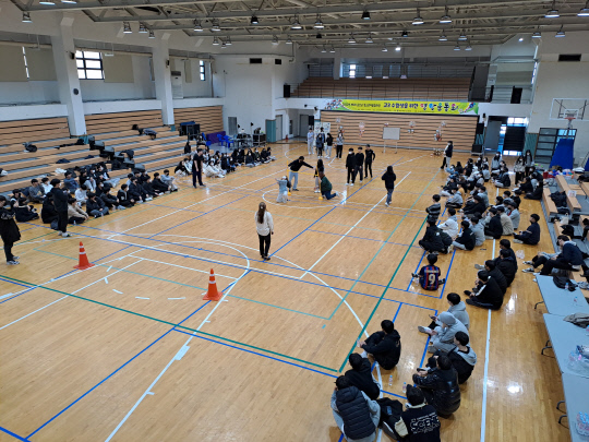 금산군은 지난 23일 금산다락원 스포츠센터에서 고3 수험생 200여 명을 대상으로 수능으로 인한 스트레스를 풀 수 있도록 '명랑운동회'를 개최해 즐거운 시간을 가졌다. 사진=금산군 제공