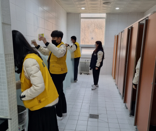세종시는 지난 23일 한국영상대학교에서 세종경찰청, 한국영상대 학생들과 점검단을 구성해 화장실 불법촬영 합동점검을 실시했다.사진=세종시 제공