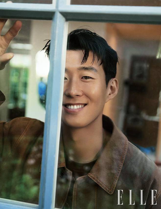 브라운 캔버스 카 재킷과 티셔츠는 모두 Burberry.