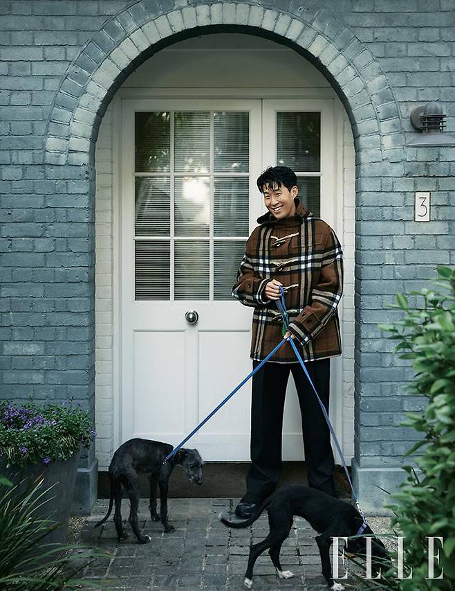 토글 버튼 장식의 더플코트와 블랙 팬츠, 블랙 아서 스니커즈는 모두 Burberry.