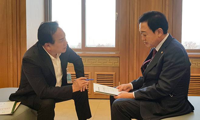 이권재 오산시장(왼쪽)이 24일 김선교 국회의원을 만나 오산지역 현안 해결을 위해 국비 지원을 요청하고 있다.
