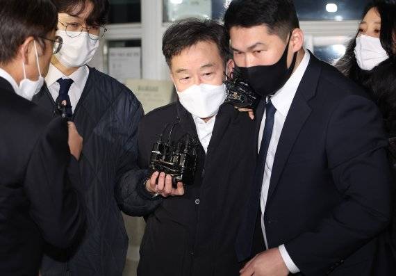김만배 석방 (의왕=연합뉴스) 신준희 기자 = 화천대유자산관리 대주주 김만배 씨가 24일 오전 구속기간 만료로 석방돼 서울구치소를 나서고 있다. 2022.11.23 hama@yna.co.kr (끝)