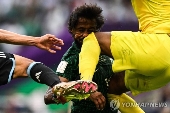 사우디 아라비아의 수비수 야시르 샤흐라니가 22일 경기에서 같은 팀 골키퍼 무함마드 우와이스와 충돌하고 있다. 연합뉴스