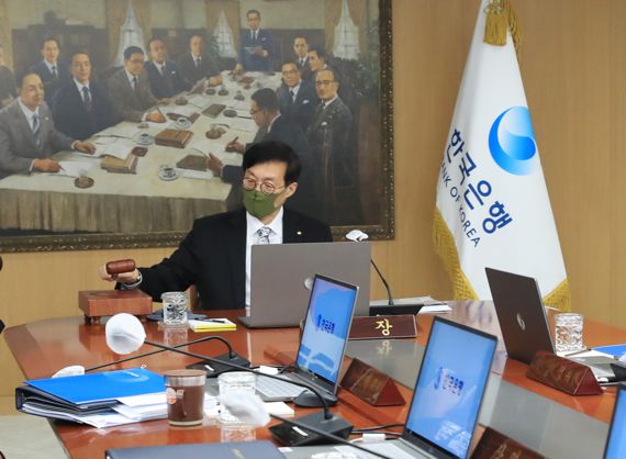 이창용 한국은행 총재가 24일 오전 서울 중구 한국은행에서 열린 금융통화위원회 본회의에서 회의를 주재하고 있다. 한국은행 제공