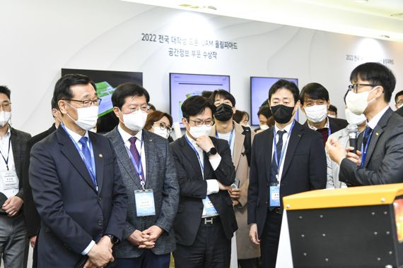 김병수 김포시장(왼쪽 세번째)이 ‘2022 UAM 비행시연 행사’에 참석해 관계자로부터 UAM 관련 수상작 관련 설명을 듣고 있다. 사진=김포시