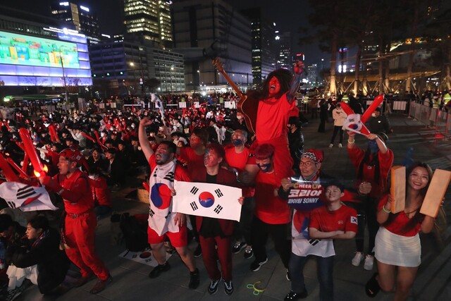 2022 카타르 월드컵 한국과 우루과이의 경기가 열리는 24일 저녁 거리 응원이 펼쳐진 서울 종로구 광화문광장에서 붉은악마가 경기 시작 전 힘차게 응원하고 있다. 강창광 선임기자 chang@hani.co.kr