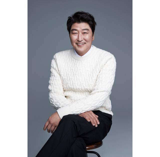 송강호가 '2022 대한민국 대중문화예술상' 시상식에서 보관문화훈장을 받고 기쁜 마음을 드러냈다. 써브라임 제공