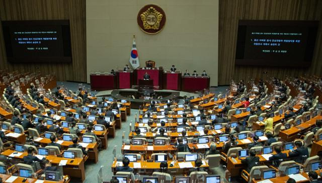 우상호 '용산 이태원 참사 진상규명과 재발방지를 위한 국정조사 특별위원회' 위원장이 24일 오후 국회에서 열린 본회의에서 국정조사 계획서 승인의 건에 대해 설명하고 있다. 뉴스1