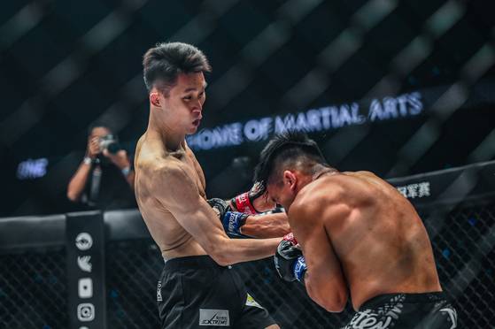 권원일(27)이 아시아 최대 단체 ‘원챔피언십(ONE Championship)’ 타이틀전 기회를 놓친 아쉬움을 뒤로 하고 화끈한 타격전으로 재기전에서 승리했다.(사진=원챔피언십)