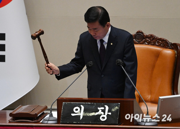 김진표 국회의장이 24일 오후 서울 여의도 국회에서 열린 본회의에서 의사봉을 두드리고 있다. [사진=김성진 기자]