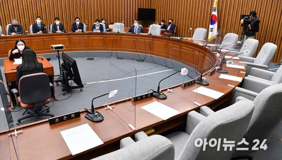 24일 오후 서울 여의도 국회에서 열린 용산 이태원 참사 진상규명과 재발방지를 위한 국정조사특별위원회 전체회의에서 국민의힘 의원들의 자리가 비어 있다. [사진=김성진 기자]