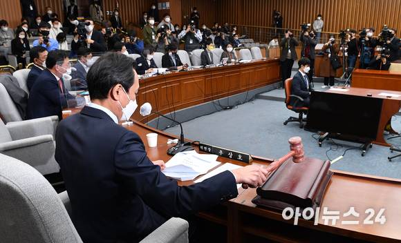 24일 오후 서울 여의도 국회에서 열린 용산 이태원 참사 진상규명과 재발방지를 위한 국정조사특별위원회 전체회의에서 우상호 위원장이 의사봉을 두드리고 있다. [사진=김성진 기자]