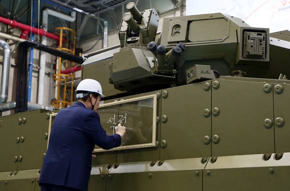 윤석열 대통령이 24일 오후 경남 창원 한화에어로스페이스를 방문해 보병전투장갑차 레드백에 사인하고 있다. 2022.11.24. [사진=뉴시스]