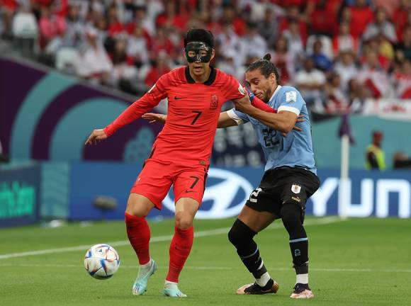 24일(현지시간) 카타르 알라이얀 에듀케이션 시티 스타디움에서 열린 2022 카타르 월드컵 H조 1차전 대한민국과 우루과이의 경기 전반전, 손흥민이 돌파를 시도하고 있다. [사진=뉴시스]