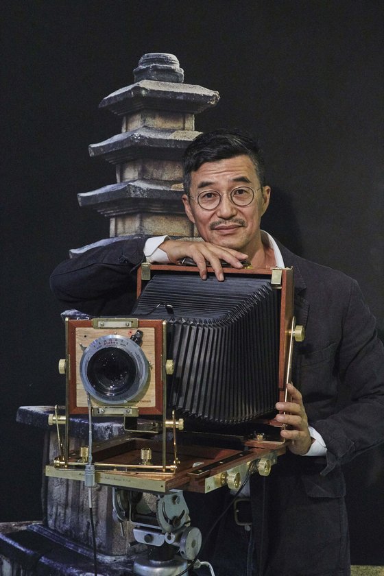 개심사 탑 사진 앞의 양현모 작가. 8x10인치 필름 카메라로 찍는다. [사진 양현모 스튜디오]
