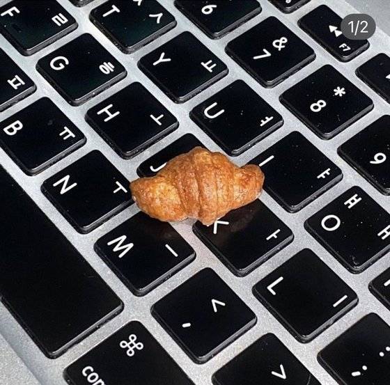 노트북 자판기 위에 올려놓은 마이크로와상. [사진 eyesmag 인스타그램 캡처]