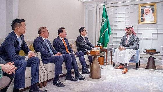 지난 17일 오후 서울 소공동 롯데호텔에서 (오른쪽부터)빈 살만 왕세자와 이재용 삼성전자 회장, 최태원 SK그룹 회장, 정의선 현대자동차 회장, 김동관 한화솔루션 부회장 등이 대화를 나누고 있다. 사진 SPA 캡처