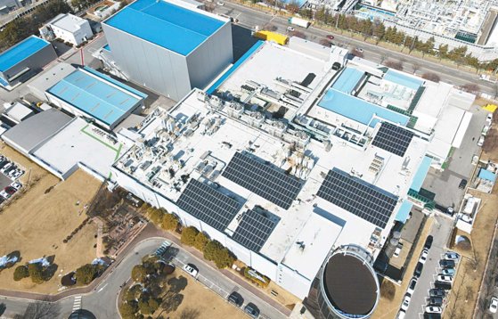 동아에스티는 천안 캠퍼스 옥상 유휴부지에 태양광 패널을 설치해 연간 276㎿h의 재생에너지를 생산하고 있다.  [사진 동아에스티]