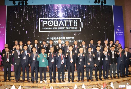 POBATT 2022에서 참석자들이 기념사진을 촬영하고 있다.