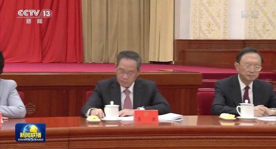 지난 9일부터 11일까지 베이징 징시호텔과 인민대회당에서 열린 중국공산당 19기 7차 중앙위원회 전체회의(7중전회)에 참석한 리창(李强·가운데) 상하이 서기. 차기 부총리 승진설이 나온다. CC-TV 캡처