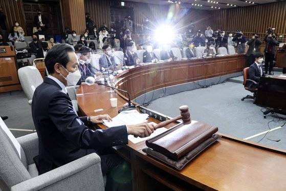 용산 이태원참사 국조특위 첫 회의가 24일 오후 서울 여의도 국회에서 열린 가운데 우상호 특위위원장이 개의를 선언하고 있다. 김성룡 기자