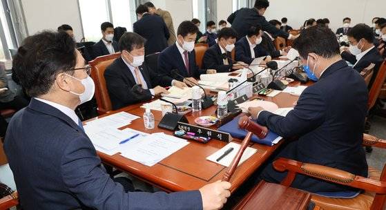 우원식 예결위 예산안등조정소위원장이 24일 오전 서울 여의도 국회에서 열린 예산결산특별위원회 제5차 예산안등조정소위원회에서 의사봉을 두드리고 있다. 연합뉴스