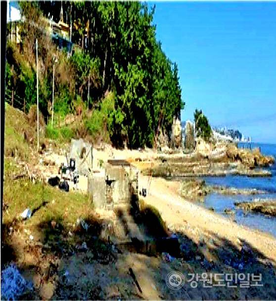 ▲ 복합관광단지로로의 개발이 추진되고 있는 동해 한섬감성바닷길에 우물이 복원되고, 해변에 테마별 포토존이 설치되는 등 등 2단계사업이 본격 진행되고 있다.(고불개해변에 위치한 기존 우물정 모습)