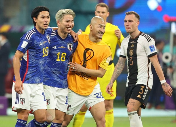 23일(한국시간) 열린 2022 카타르 월드컵 조별리그 E조 경기에서 독일에 역전승을 거둔 일본 선수들이 기뻐하고 있다. / 사진=연합뉴스