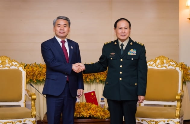 이종섭 국방부 장관(왼쪽)과 웨이펑허 중국 국방부장. 국방부 제공