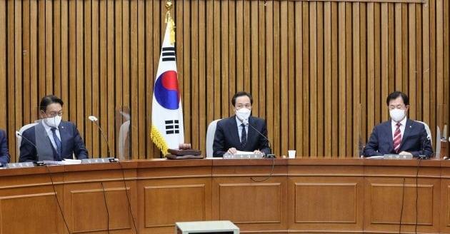 '이태원 참사'의 진상규명과 재발방지를 위한 국회의 국정조사 특별위원회 위원장으로 임명된 더불어민주당 우상호 의원이 24일 오후 서울 여의도 국회에서 열린 국정조사특위 첫 회의를 주재하고 있다. 왼쪽부터 간사로 임명된 김교흥 더불어민주당 의원, 우 위원장, 간사로 임명된 이만희 국민의힘 의원.  연합뉴스