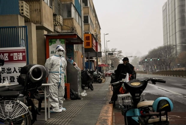 최근 코로나19 감염자 급증으로 중국 베이징에서 봉쇄조치가 시행되는 가운데 한 보건당국 직원이 봉쇄된 한 주택지구 입구를 지키고 있다. /사진=AFP