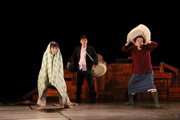 연극 ‘경숙이, 경숙아버지’의 공연 모습. 부산문화회관 제공